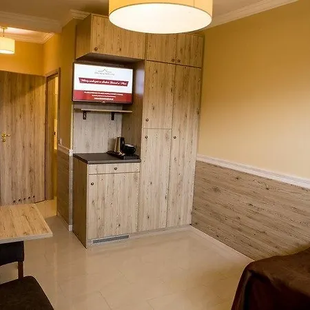 Dworek W Ploni Bed & Breakfast 3*