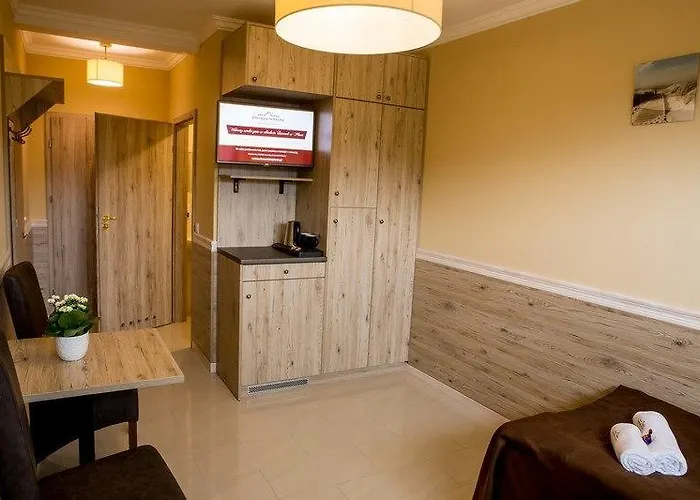 Dworek W Ploni Bed & Breakfast 3*